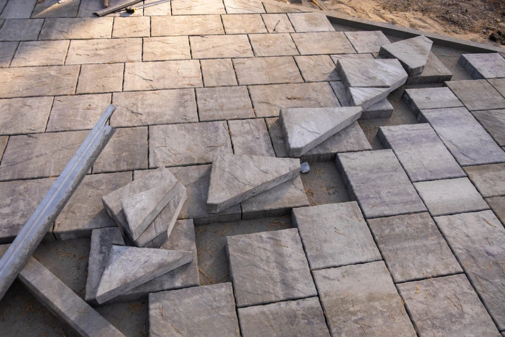 Укладка и подрезка тротуарной плитки ukladka-trotuarnoy-plity (2).jpg