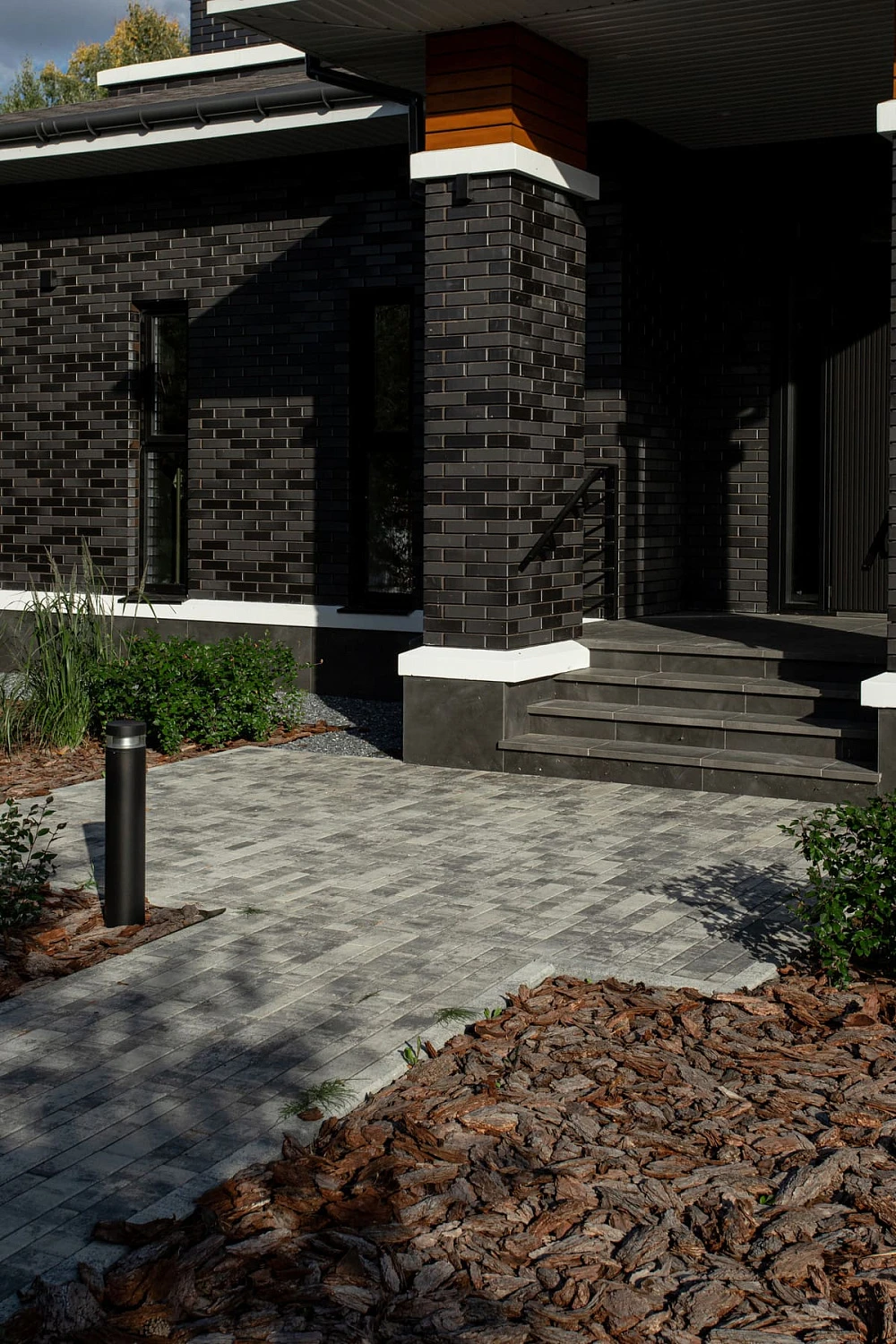 Ландшафтный дизайн в Тюмени с плиткой Ригель, Трио, 300х900 мм