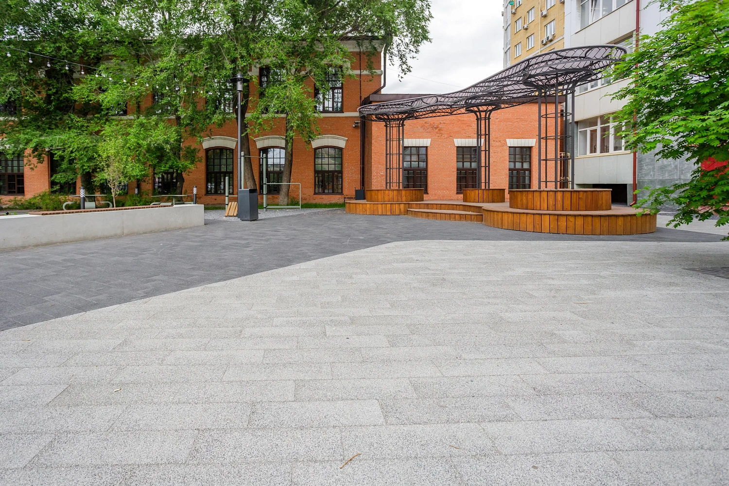 Сквер с историей географов открыли по улице Дзержинского в Тюмени