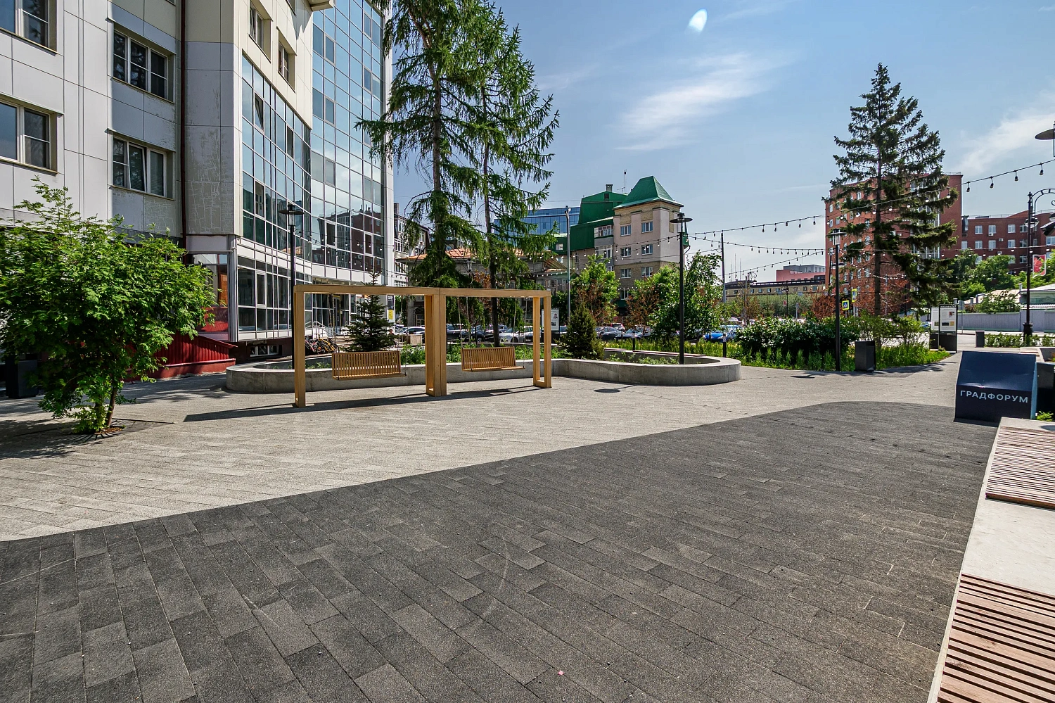 Сквер с историей географов открыли по улице Дзержинского в Тюмени