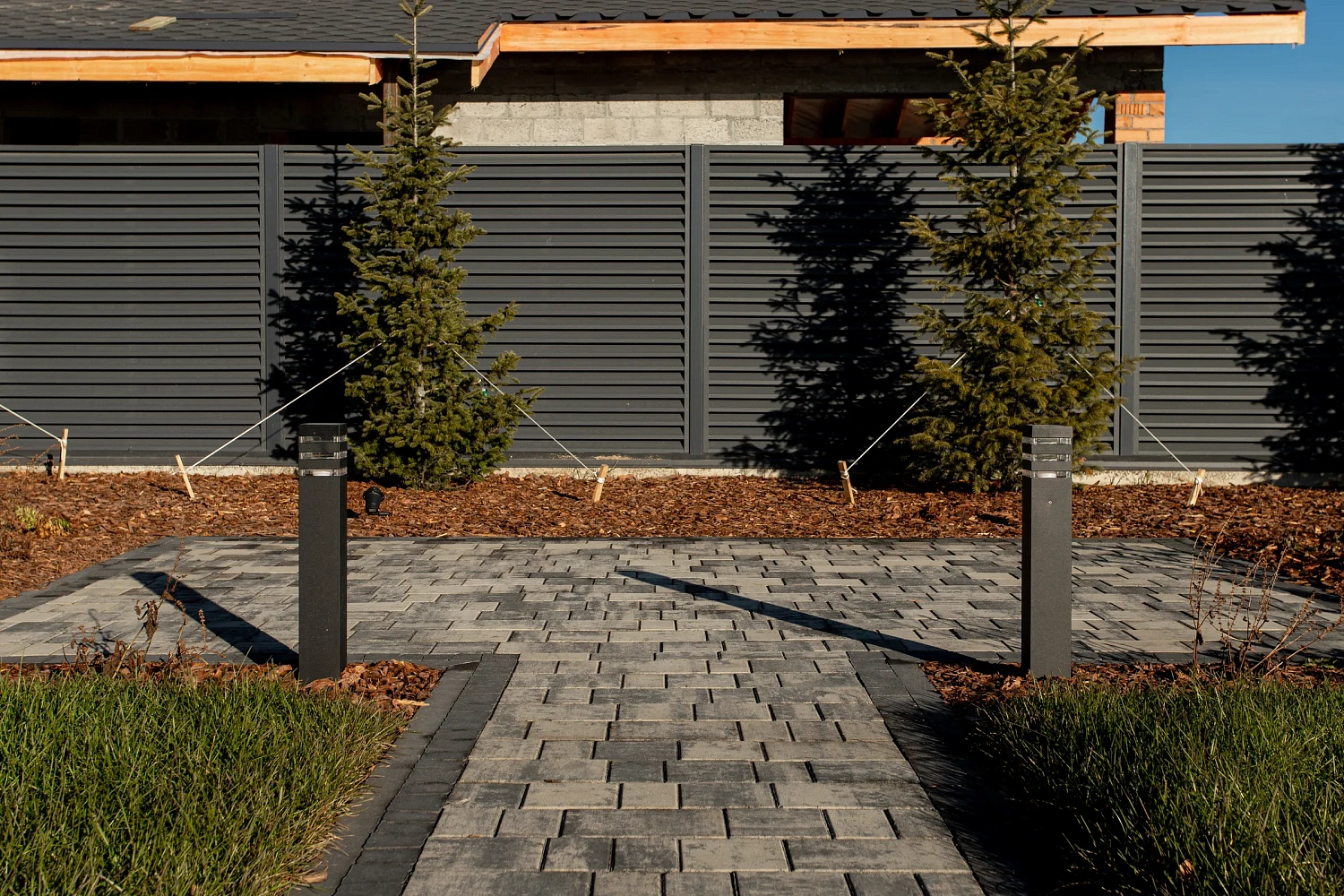 Укладка тротуарной плиты на участке с озером