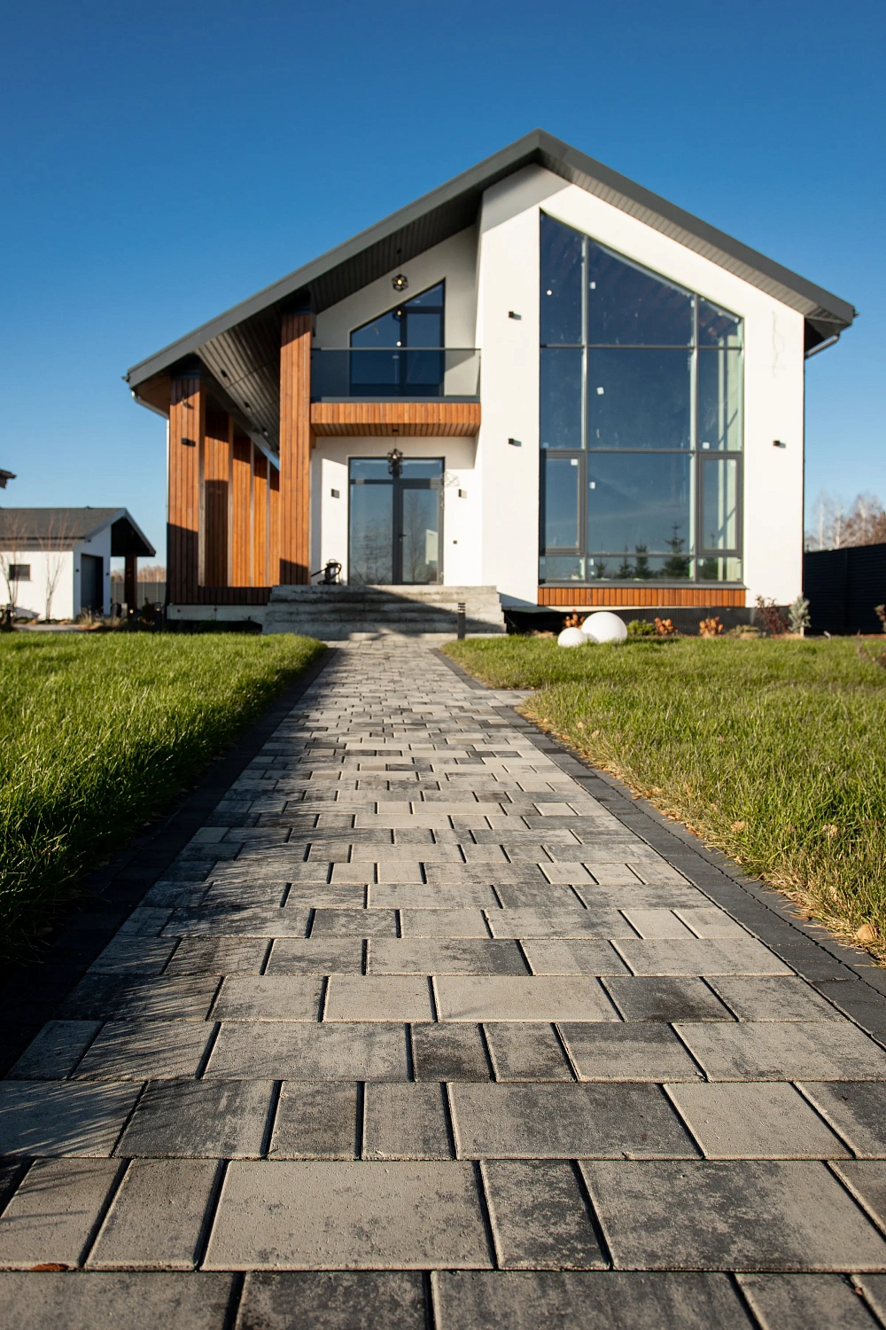 Укладка тротуарной плиты на участке с озером