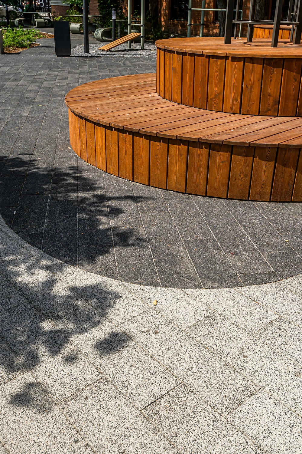 Сквер с историей географов открыли по улице Дзержинского в Тюмени