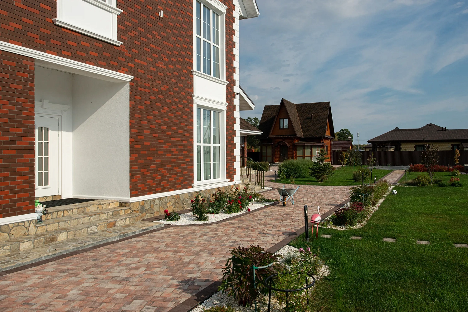 Благоустройство участка под ключ с тротуарными дорожками цвета Клен