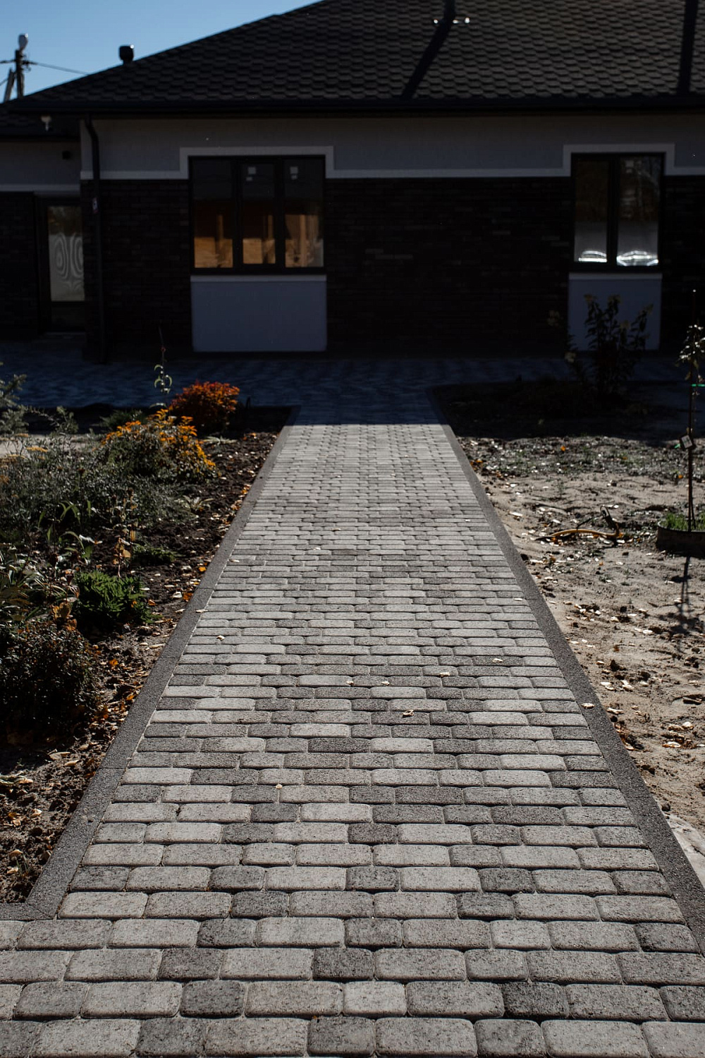 Благоустройство дома: плитка в цвете Антрацит и шаговые дорожки