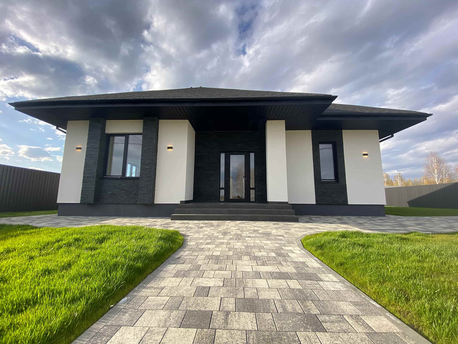 Частная территория с плиткой Старый Город в цвете Антрацит