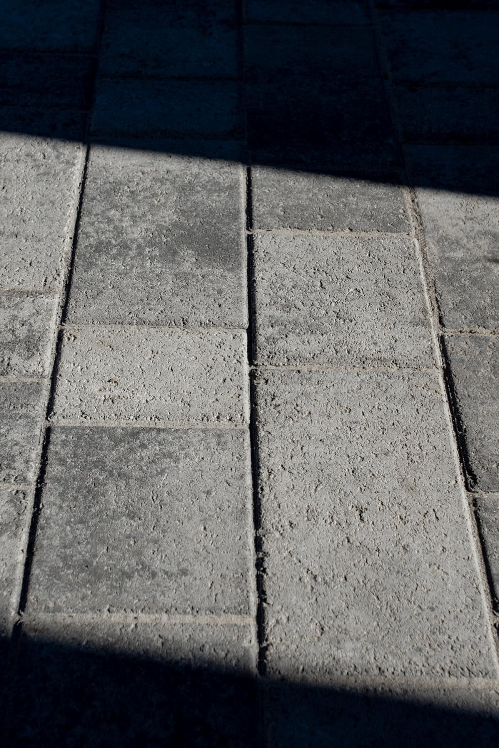 Благоустройство дома: плитка в цвете Антрацит и шаговые дорожки