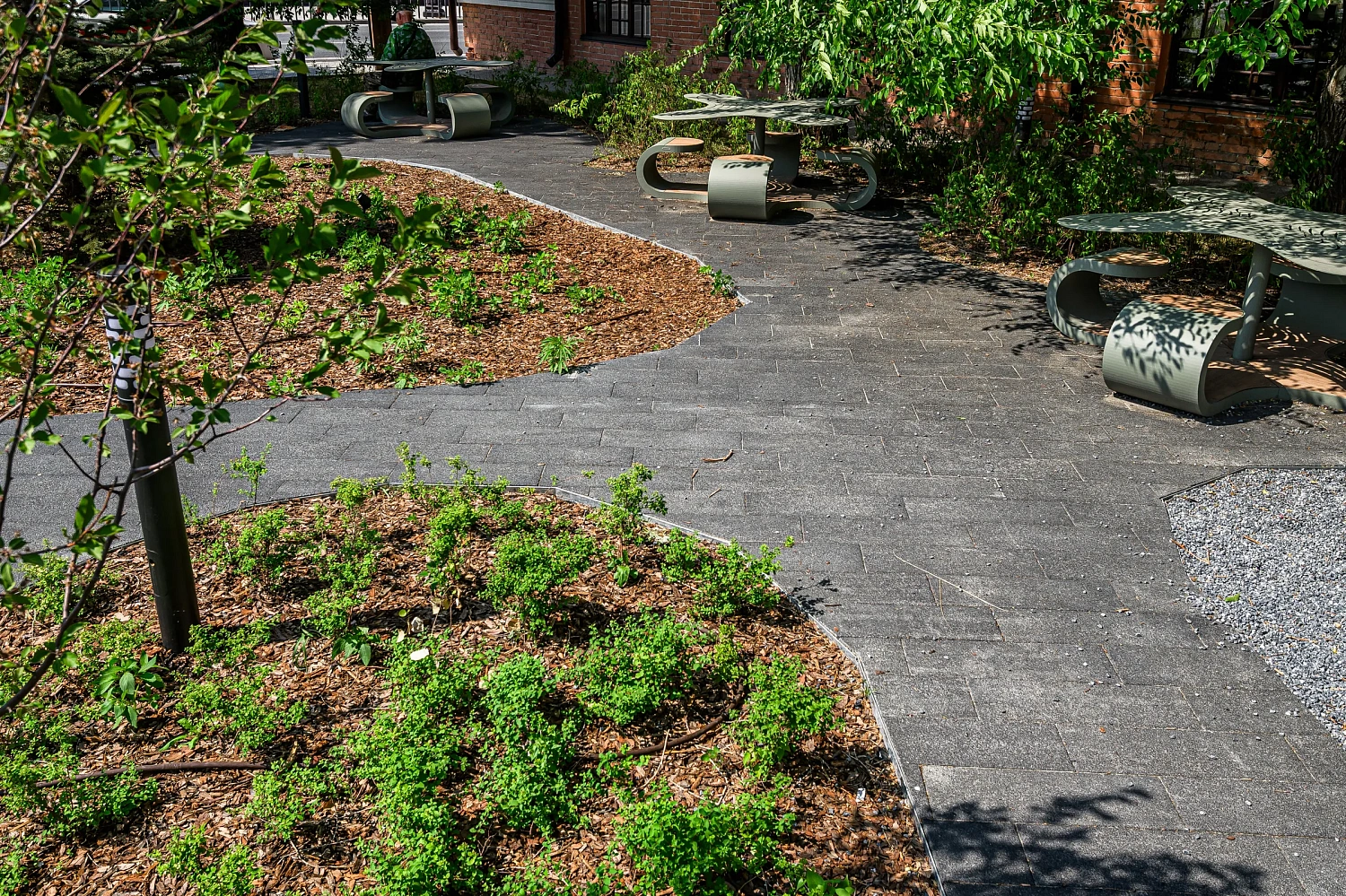 Сквер с историей географов открыли по улице Дзержинского в Тюмени